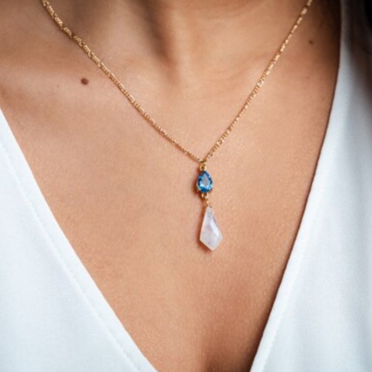 Iridescent Moonstone Gemstone Necklace 34$